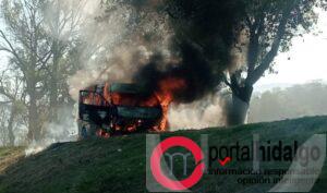 Combi de transporte público en llamas
